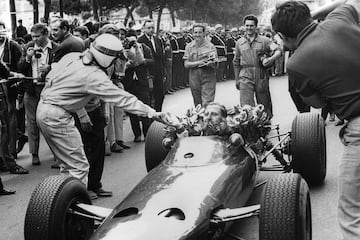 Su legendaria tradici車n y su envoltorio 迆nico hacen de M車naco la cita m芍s especial para la F車rmula 1. Y como tal, forma parte de un tr赤o de carreras de diferentes disciplinas que se consideran las joyas del automovilismo. Junto con las 24 Horas de Le Mans, la cita m芍s importante del Mundial de Resistencia, y las 500 Millas de Indian芍polis, el plato fuerte de la IndyCar americana, dan nombre a la Triple Corona. Solo Graham Hill ha ganado las tres y Fernando Alonso intent車 igualarle en sus tres participaciones en la Indy 500.