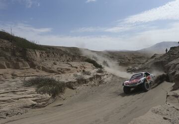 Los franceses Sebastian Loeb y Daniel Elena compiten en la cuarta etapa del rally Dakar