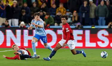 El defensa español, Fran García, entre los jugadores noruegos, Martin Odegaard y Oscar Bobb