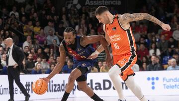 Kevin Punter se escapa del base del Valencia Basket Stefan Jovic , durante el partido de la jornada 8 de la Liga Endesa entre Barça y Valencia Basket.