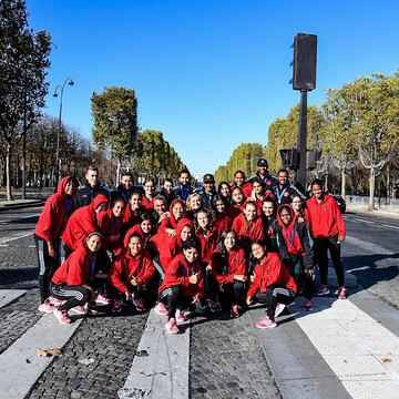 Las subcampeonas del Mundial Femenino Sub 17 de la India pasaron por la Torre Eiffel en París antes de su regreso a Colombia.