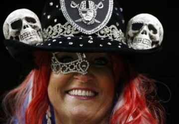 Lo que mola de ser de los Raiders es la barra libre de disfraces: da igual ir de orco, de pirata, o de vaquera cabaretera, como la señorita de la imagen. No puedo esperar a que se muden a Las Vegas.