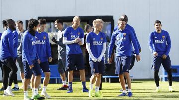 06/11/18 ENTRENAMIENTO DEL VALENCIA 
 
 BATSHUAYI
 PAREJO
 SANTI IMNA
 WASS
 RODRIGO
 GUEDES
 
 