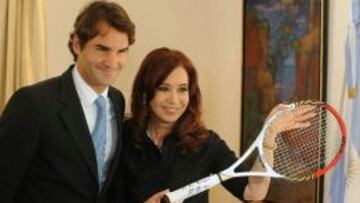 Cristina Fernández posa con el tenista suizo Roger Federer en la residencia presidencial de Olivos, en Buenos Aires (Argentina).