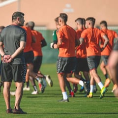 Almirón: "Estamos siendo puntillosos para ser un equipo competitivo"