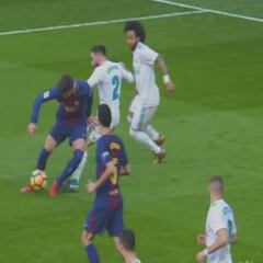 Penalti no señalado sobre Piqué