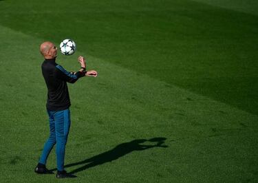 Gareth Bale back working with the ball in training