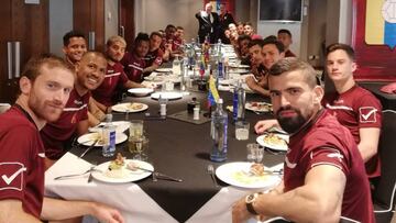 Antonio Ecarri visita a los jugadores de la selecci&oacute;n venezolana de f&uacute;tbol en Madrid.