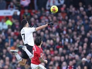 MANCHESTER (United Kingdom), 01/02/2026.- Raul Jimenez (L) of Fulham in action against Lisandro Martinez of Manchester United during the English Premier League match between Manchester United and Fulham FC, in Manchester, Britain, 01 February 2026. (Reino Unido) EFE/EPA/ADAM VAUGHAN EDITORIAL USE ONLY. No use with unauthorized audio, video, data, fixture lists, club/league logos, 'live' services or NFTs. Online in-match use limited to 120 images, no video emulation. No use in betting, games or single club/league/player publications.