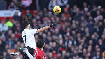MANCHESTER (United Kingdom), 01/02/2026.- Raul Jimenez (L) of Fulham in action against Lisandro Martinez of Manchester United during the English Premier League match between Manchester United and Fulham FC, in Manchester, Britain, 01 February 2026. (Reino Unido) EFE/EPA/ADAM VAUGHAN EDITORIAL USE ONLY. No use with unauthorized audio, video, data, fixture lists, club/league logos, 'live' services or NFTs. Online in-match use limited to 120 images, no video emulation. No use in betting, games or single club/league/player publications.