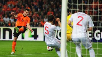 Cierra el top 10 con 50 anotaciones en 102 partidos jugados con holanda.