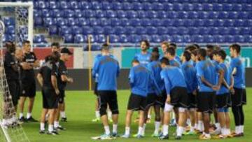 Javier Aguirre dirige un entrenamiento antes del derbi.