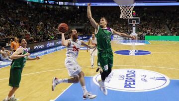 Sergio Rodr&iacute;guez, del Real Madrid, penetra ante Nedovic, del Unicaja.