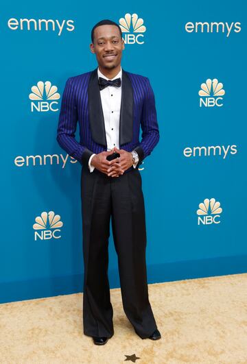 Tyler James Williams en la alfombra roja de los Premios Emmy 2022.