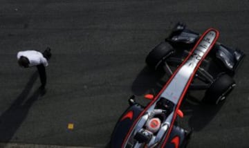 GRA089. MONTMELÓ (BARCELONA), 27/02/2015.- El piloto británico de McLaren, Jenson Button, durante la segunda jornada de la tercera tanda de entrenamientos oficiales de Fórmula Uno que se celebran en el Circuito de Catalunya de Montmeló. EFE/Alberto Estévez