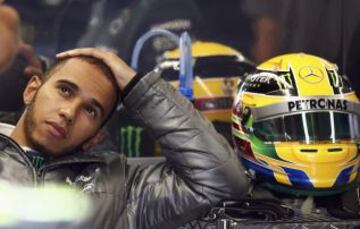 Lewis Hamilton en los boxes durante la tercera sesión de entrenamientos libres del Gran Premio de F1 de Canadá en el Circuito Gilles Villeneuve en Montreal