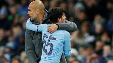 Brahim D&iacute;az y Guardiola durante un encuentro del City