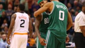 Avery Bradley felicita a Isaiah Thomas.