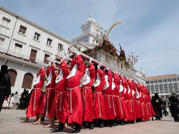 Un paso durante la procesión del Santo Encuentro, a 7 de abril de 2023, en Ferrol, A Coruña, Galicia (España).  La Procesión del Santo Encuentro es uno de los momentos más destacados de la Semana Santa de Ferrol, en la que los portadores bailan juntos los pasos de la Verónica, el Nazareno, el San Juan y la Virgen de los Dolores. La Semana Santa de Ferrol está declarada de Interés Turístico Internacional desde el año 2014.