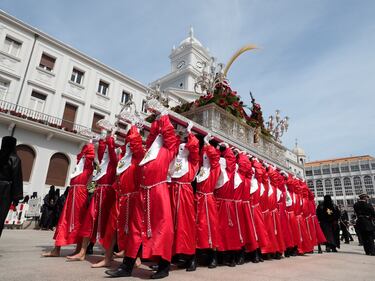 Un paso durante la procesión del Santo Encuentro, a 7 de abril de 2023, en Ferrol, A Coruña, Galicia (España).  La Procesión del Santo Encuentro es uno de los momentos más destacados de la Semana Santa de Ferrol, en la que los portadores bailan juntos los pasos de la Verónica, el Nazareno, el San Juan y la Virgen de los Dolores. La Semana Santa de Ferrol está declarada de Interés Turístico Internacional desde el año 2014.