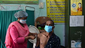 A health worker inoculate a man with a dose of the Covishield vaccine against Covid-19 coronavirus during a vaccination drive in the Sundarbans area in the south 24Parganas district, some 100 Km south of Kolkata on June 25, 2021. (Photo by Dibyangshu SARKAR / AFP)
