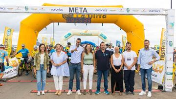 Autoridades y patrocinadores en la salida de la carrear de MTB Fuertebike, en La Oliva (Fuerteventura, Canarias), el s&aacute;bado 2 de septiembre del 2023. 