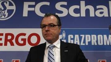 <b>FULMINADO. </b>Tönnies, presidente del Schalke, tras la rueda de Prensa en la que comunicó la destitución de Magath.