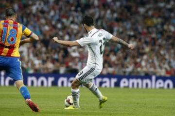 El centrocampista del Real Madrid Isco dispara a puerta para marcar gol del empate ante el Valencia