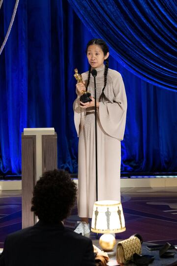 Chloe Zhao recoge el Oscar a Mejor Directora por Nomadland.