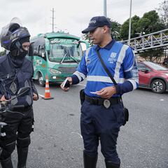 No pueden hacerlo y les pueden multar: este es el objeto que no pueden revisar los agentes de tránsito en Colombia