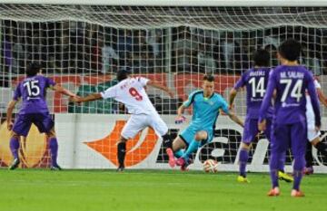 FIR684. FLORENCIA (ITALIA), 14/05/2015.- El jugador de Sevilla Carlos Bacca (c) anota un gol hoy, jueves 14 de mayo de 2015, durante el partido entre Fiorentina y Sevilla por las semifinales de la Liga Europa, en el estadio Artemio Franci de Florencia (Italia). EFE/Maurizio Degl'Innocenti
