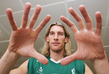 El alero fue otro de los integrantes de la generación dorada del baloncesto argentino que dejó huella en España y muchos le recordarán por un concurso de mates: se quedó en calzoncillos en el vuelo con el que se llevó el título en el All Star de Alicante (2003). Su primer equipo en España fue el Fuenlabrada (2002-03), aunque sus mejores años los vivió en el Unicaja. Tras pasar tres temporadas en Málaga y ganar una Copa (2005) y una Liga (2006), se marchó a la NBA (Bobcats y Pistons). En 2009 regresó a Europa, pero firmó con el Baskonia después de que el Unicaja no igualara la oferta vitoriana. Disputó una campaña en el equipo baskonista y logró una segunda Liga en su palmarés, la del 2+1 de San Emeterio ante el Barcelona en 2010. 