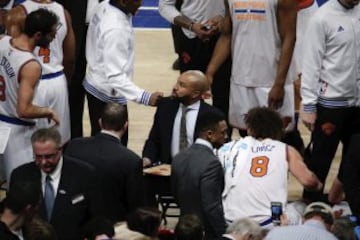 El entrenador de los New York Knicks, Derek Fisher (centro), conversa con sus jugadores durante un tiempo muerto.