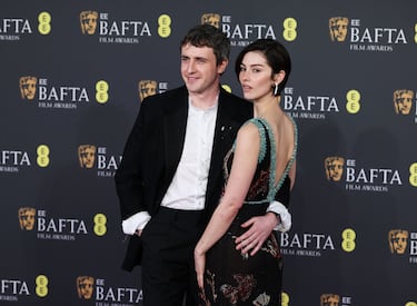 Paul Mescal y Gracie Abrams posan en la alfombra roja previa a la gala de Premios de BAFTA.