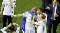 Pepe y Cristiano posan con Modric.