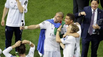 Pepe and Cristiano pose with Modric.