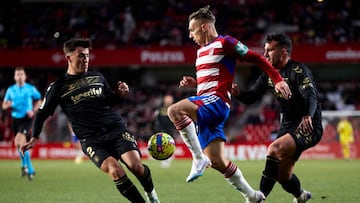 GRANADA, SPAIN - FEBRUARY 10: Bryan Zaragoza of Granada CF competes for the ball with Aitor Bunuel of CD Tenerife during the LaLiga Smartbank match between Granada CF and CD Tenerife at Estadio Nuevo Los Carmenes on February 10, 2023 in Granada, Spain. (Photo by Fermin Rodriguez/Quality Sport Images/Getty Images)