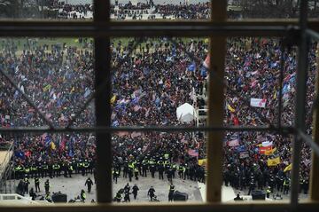 Los manifestantes pro-Trump irrumpieron en el Capitolio tras derribar 4 capas de vallas de seguridad, mostrando su inconformidad con los resultados de las elecciones presidenciales del 2020, mismas en las que el dem¨®crata, Joe Biden, le quit¨® la reelecci¨®n a Donald Trump, resultando el 46? Presidente electo de los Estados Unidos.