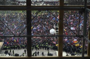 Los manifestantes pro-Trump irrumpieron en el Capitolio tras derribar 4 capas de vallas de seguridad, mostrando su inconformidad con los resultados de las elecciones presidenciales del 2020, mismas en las que el demócrata, Joe Biden, le quitó la reelección a Donald Trump, resultando el 46º Presidente electo de los Estados Unidos. 