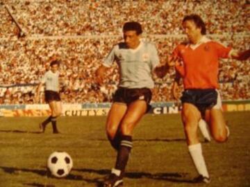 1985, última fecha de las Eliminatorias para México 86. Chile necesitaba un empate y Uruguay ganar para clasificar. Los 'charrúas' iban 2-1 arriba cuando el árbitro cobra una falta en buena posición para el disparo de Jorge Aravena, quien no perdonaba desde ahí. Cuando Aravena iba a patear el tiro libre, Venancio Ramos arrojó un limón y movió la pelota. Al 'Mortero' se le fue y Uruguay ganó. También hubo piedrazos hacia los jugadores de La Roja.