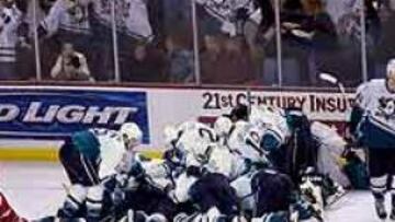 <b>ADIÓS AL CAMPEÓN.</b> Detroit Red Wing no podrá revalidar su título de la Stanley Cup al caer eliminado por los Anaheim Mighty Ducks, que sorprendieron al experimentado equipo rojo.