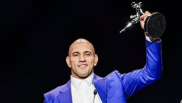 Alex Pereira levantando el premio a mejor peleador de 2024.