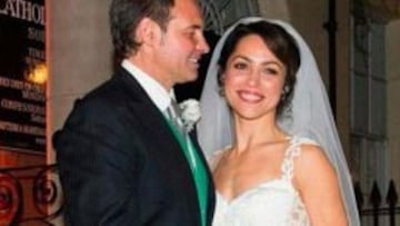 Eva Carneiro posa con su marido tras contraer matrimonio