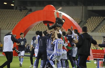 Los jugadores de la Real Sociedad mantearon a su entrenador Imanol Alguacil.