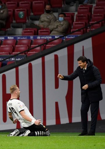 0-1. Uros Racic celebró el primer gol con Javi Gracia.