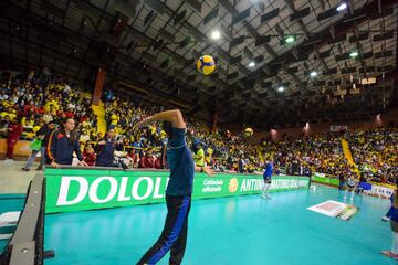 La Selección Colombia de voleibol detonó alegría en el Coliseo El Salitre al ganarle a Perú 3-0. El país sueña con un cupo a Tokio que se define contra Argentina.