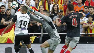 01/10/17 PARTIDO PRIMERA DIVISION
VALENCIA - ATHLETIC DE BILBAO
PENALTI DE KEPA ARRIZABALAGA A RODRIGO
SEGUNDO GOL PENALTI PAREJO 2-0