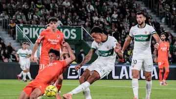 ELCHE (ALICANTE), 07/11/2025.- El delantero del Elche, Álvaro Rodriguez (2d), golpea el balón ante el defensa de la Real Sociedad, Jon Aramburu, para conseguir el primer gol del equipo ilicitano durante el encuentro correspondiente a la jornada 12 de Laliga EA Sports que disputan hoy viernes Elche y Real Sociedad en el estadio Martínez Valero de la localidad alicantina. EFE / Pablo Miranzo.