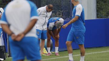 Yeremay se toca la rodilla en el momento de retirarse del entrenamiento.