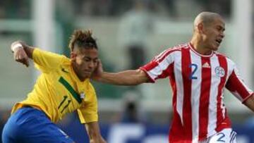 <b>MANOTAZO SIN SANCIÓN. </b>Nada más comenzar el partido se produjo esta agresión de Verón a Neymar en la que el árbitro no enseñó ni siquiera tarjeta amarilla.